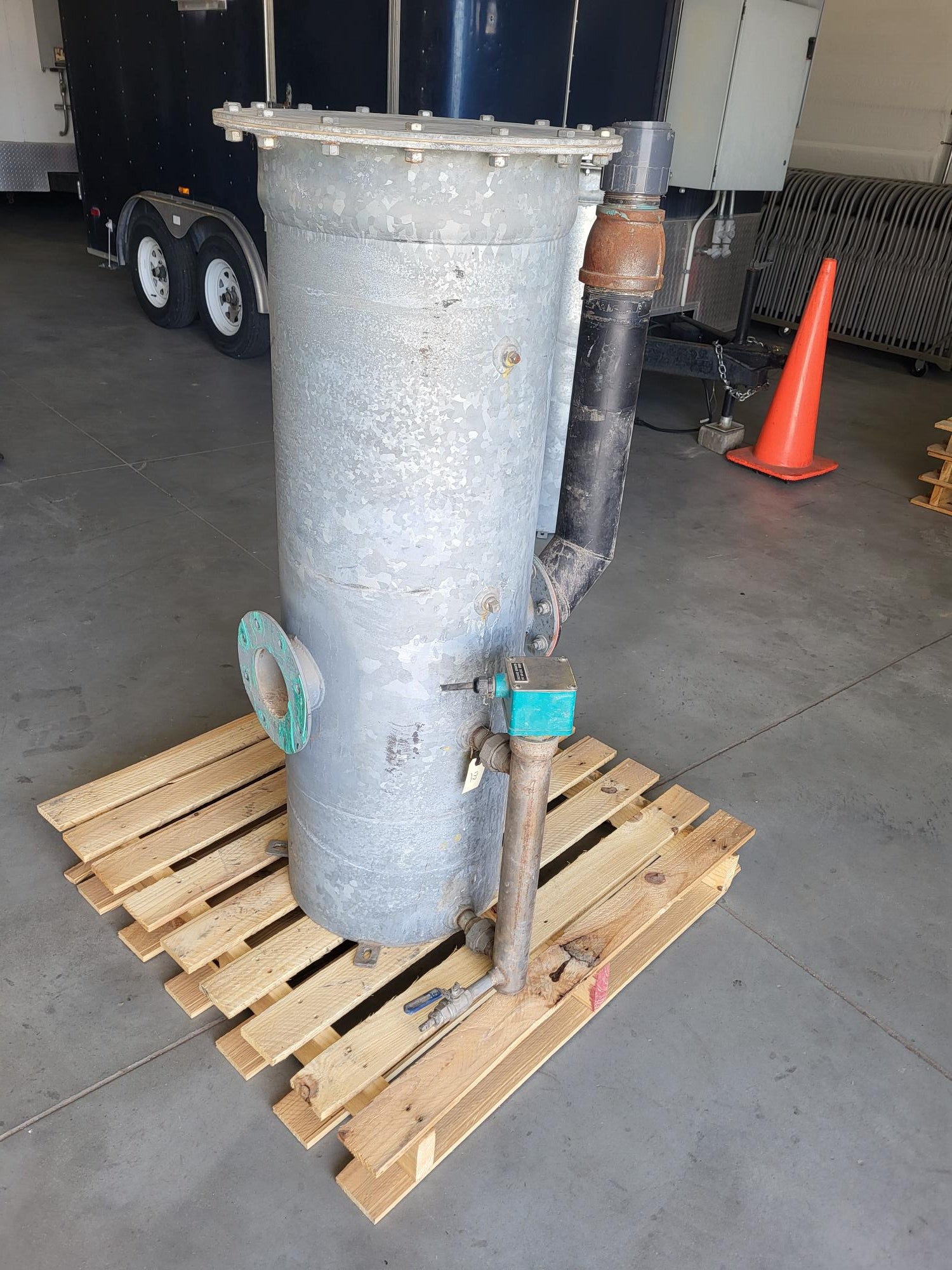 Image of 150-gallon galvanized tank with 2 inch float and 4 inch inlet/outlet 